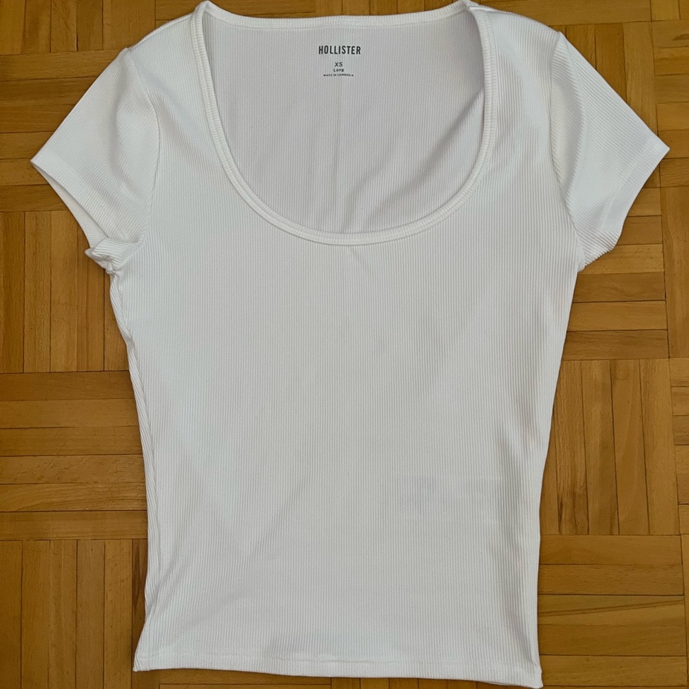 Hollister Women's Classic White Short Sleeve Ribbed Scoop Neck Tee (Size XS)